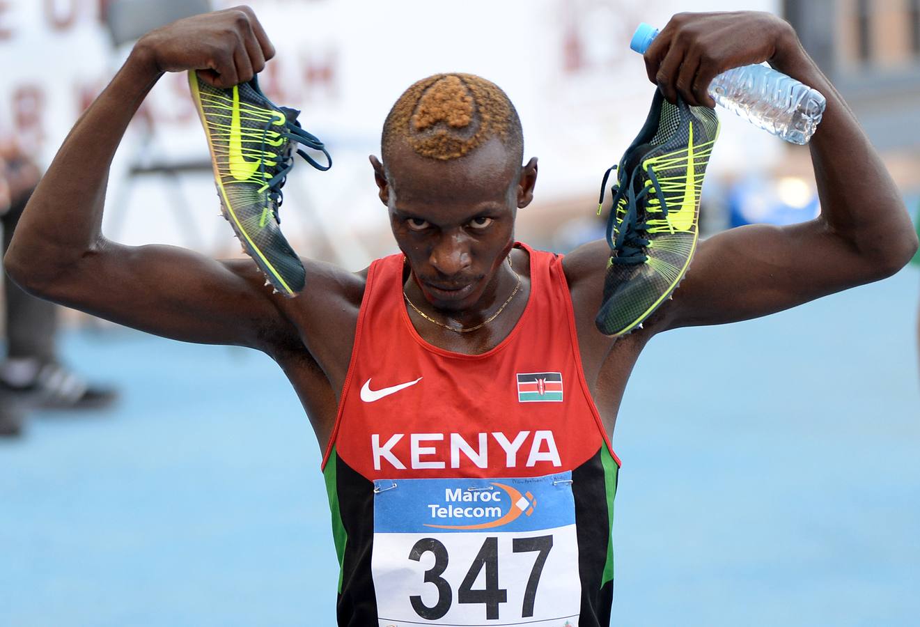 Mwangangi Ndiku de Kenia reacciona después de ganar la medalla de oro en los hombres 5.000 metros en Marrakech.