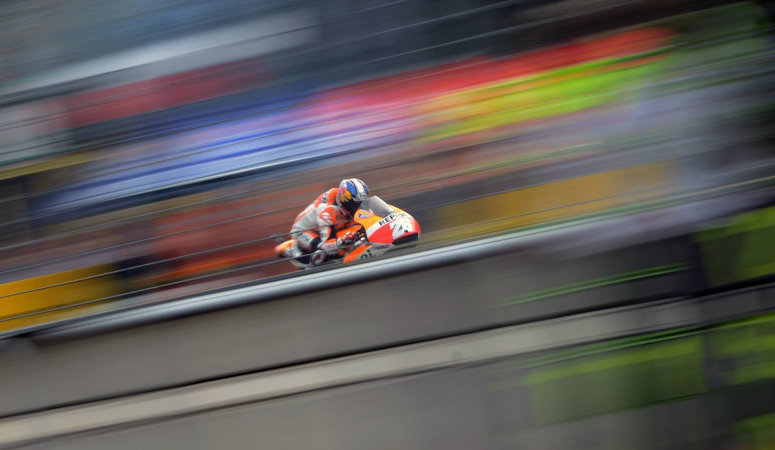 El piloto de Moto GP Dani Pedrosa de España compite en la segunda sesión de entrenamientos libres en la República Checa de MotoGP en Brno.