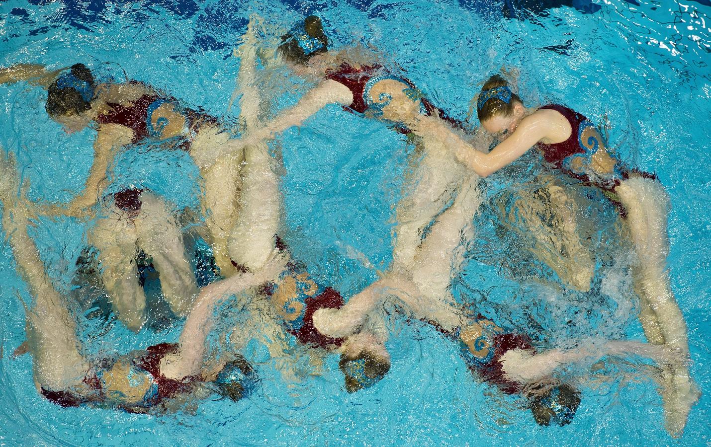 El equipo de Gran Bretaña realiza el combinado libre en la prueba de natación sincronizada de los Campeonatos de Europa de Natación en Berlín.