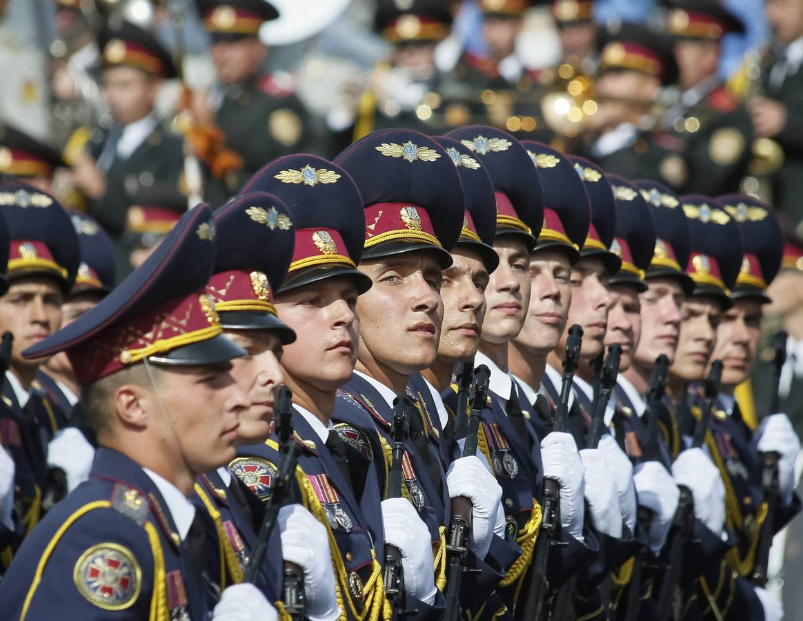 Los miembros de la marcha de la Guardia Nacional durante el desfile militar el día de la Independencia de Ucrania.