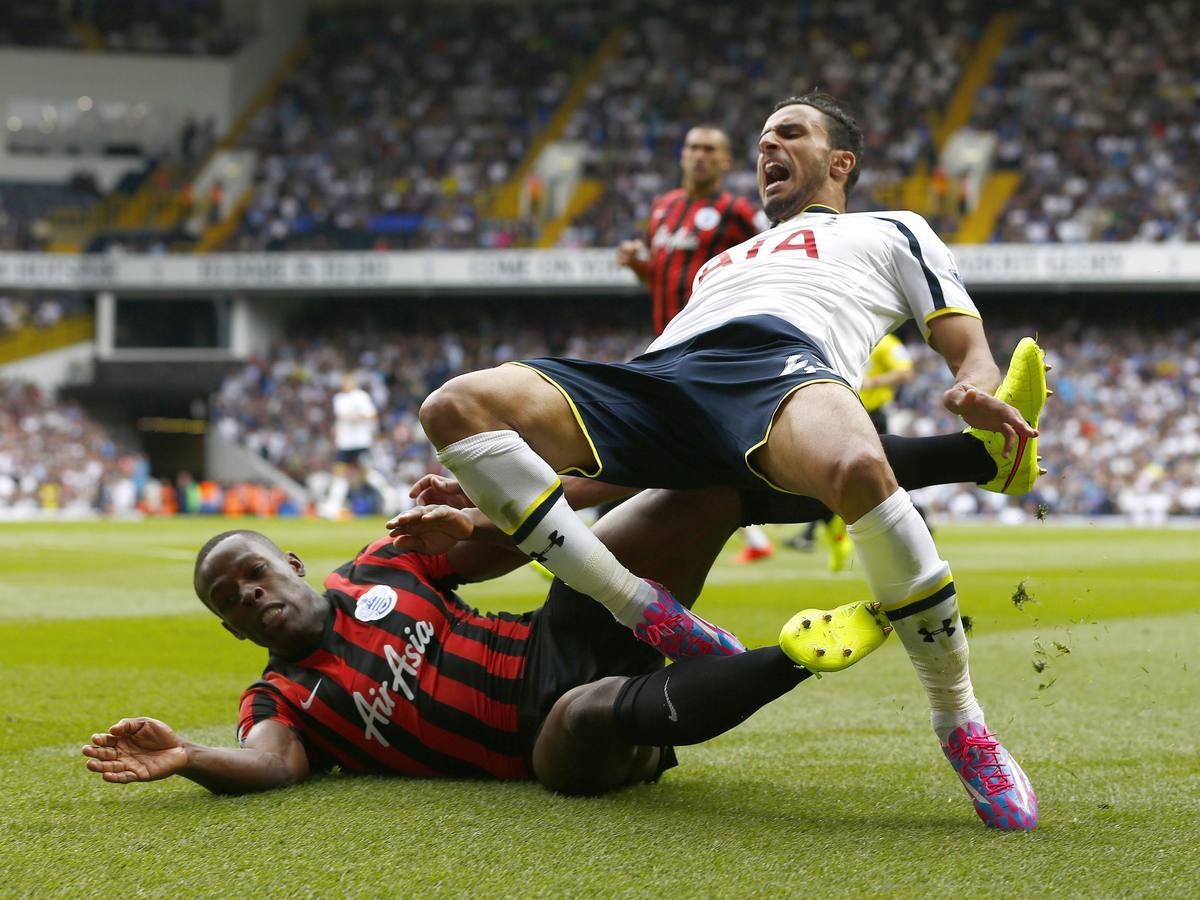 Partido de Premier League de fútbol en el White Hart Lane en Londres.