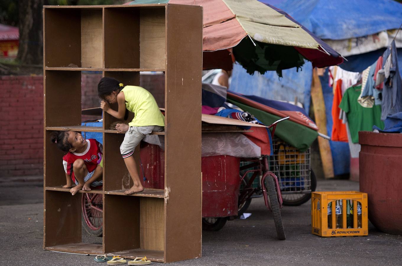 Los niños juegan en los estantes en un parque en Manila.