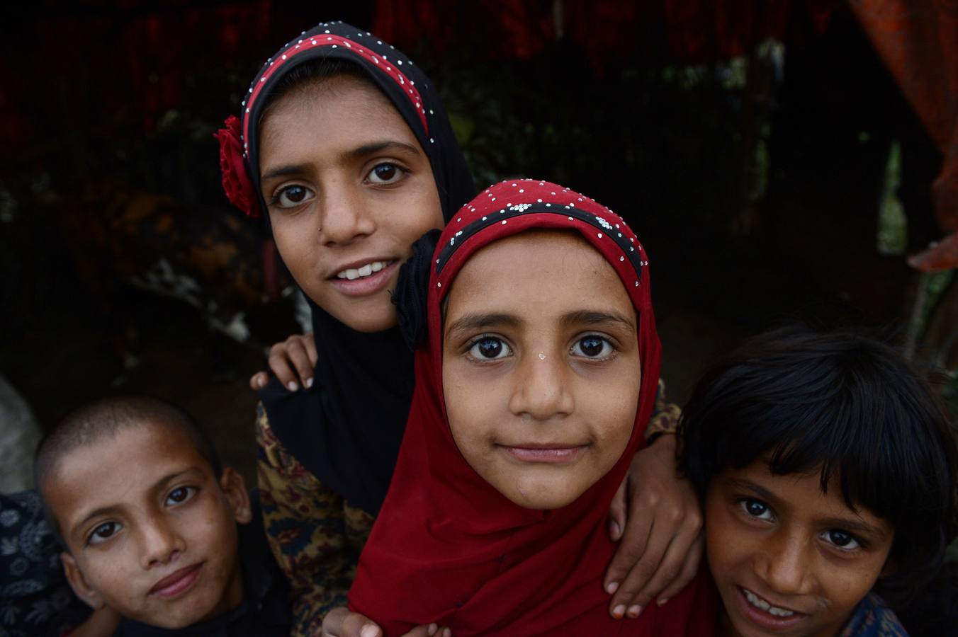 Niñas nómadas en un campamento a las afueras de Srinagar.