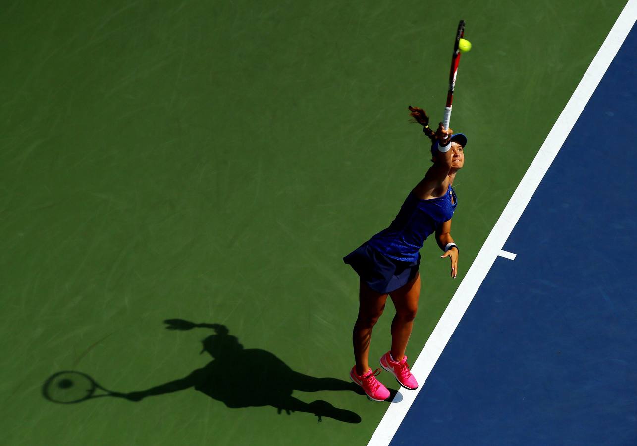 Lauren Davis de los Estados Unidos sirve contra Samantha Stosur de Australia duranteel partido US Open en Nueva York.