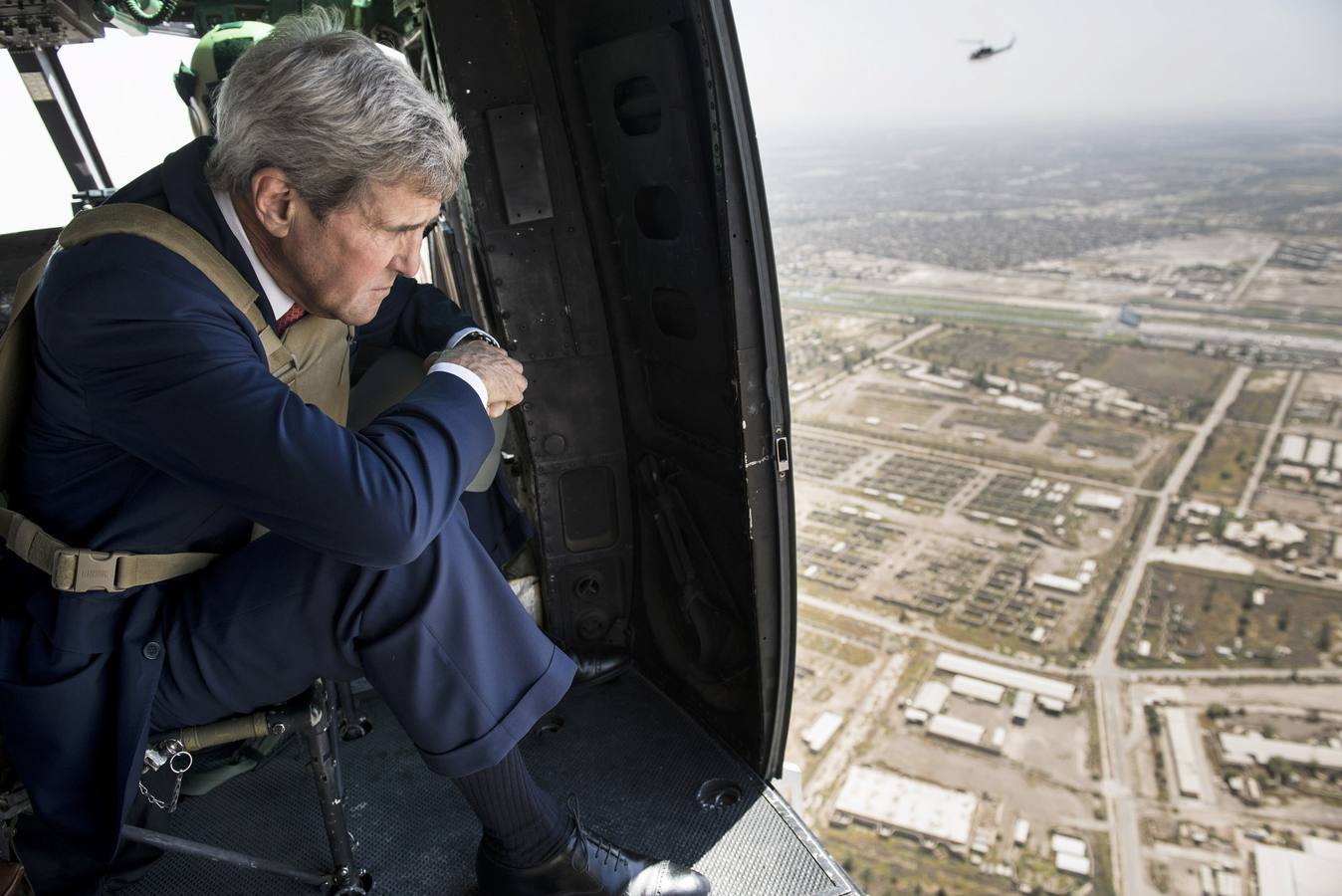 El secretaria de Estado estadounidense, John Kerry, visita Bagdad desde un helicóptero.