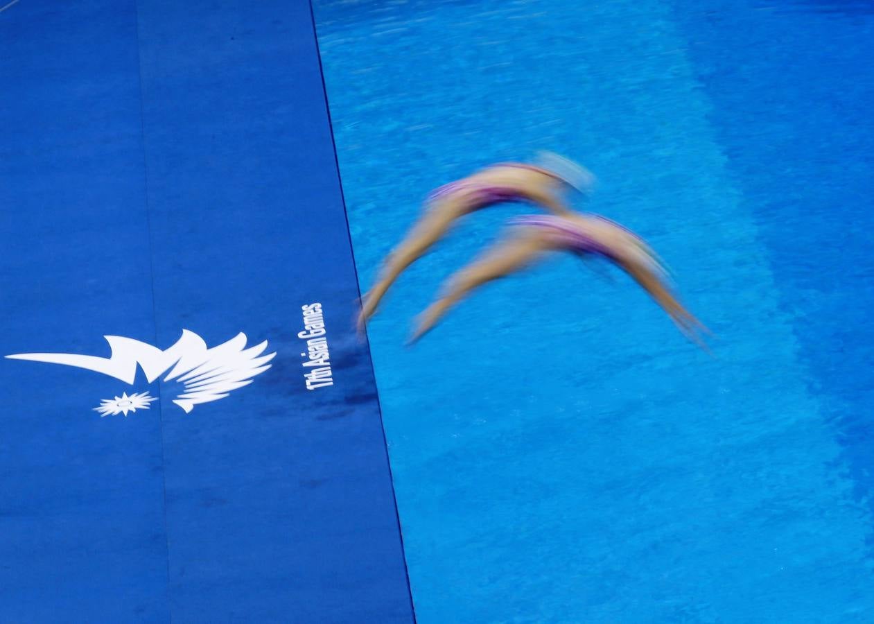 Los miembros del equipo de natación sincronizada de Macao en Munhak Park Tae-hwan