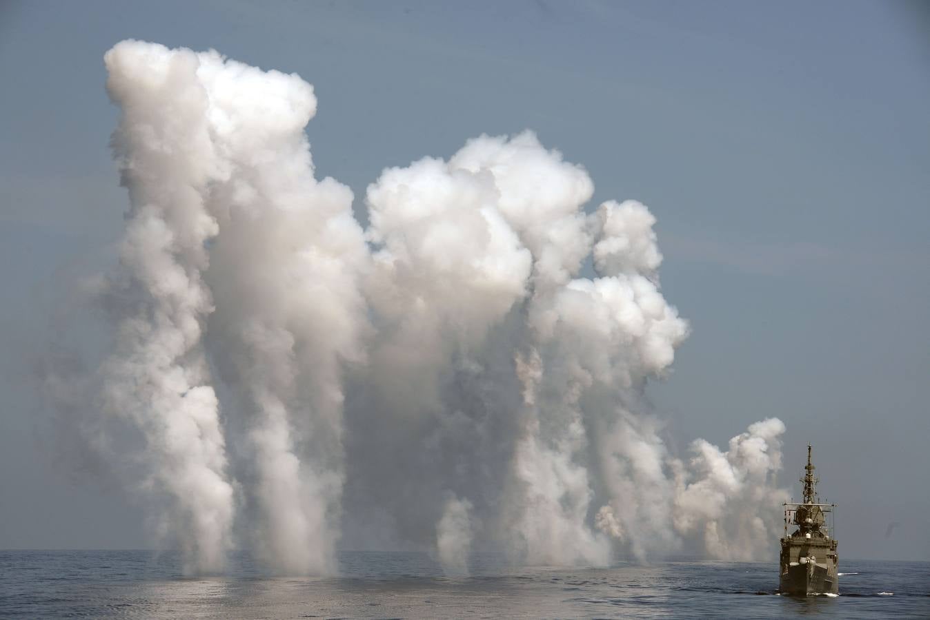 Una fragata clase Perry participa en el simulacro Han Kuang en el mar cerca de oriental de Hualien.