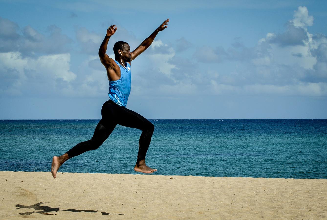 Teddy Tamgho entrena en la playa Bacuranao, al este de La Habana.