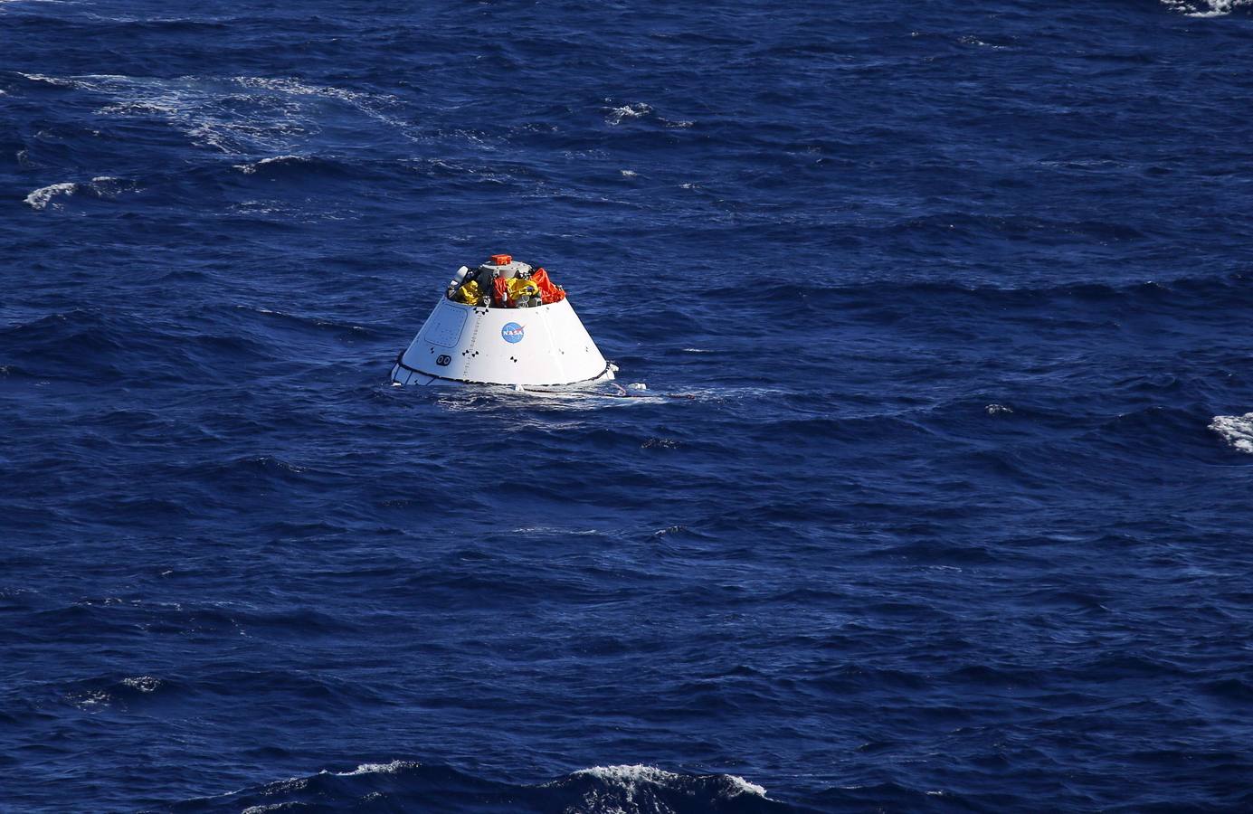 Una versión de prueba de la cápsula Orión de la NASA flota en el océano durante un simulacro de recuperación de la costa de California.