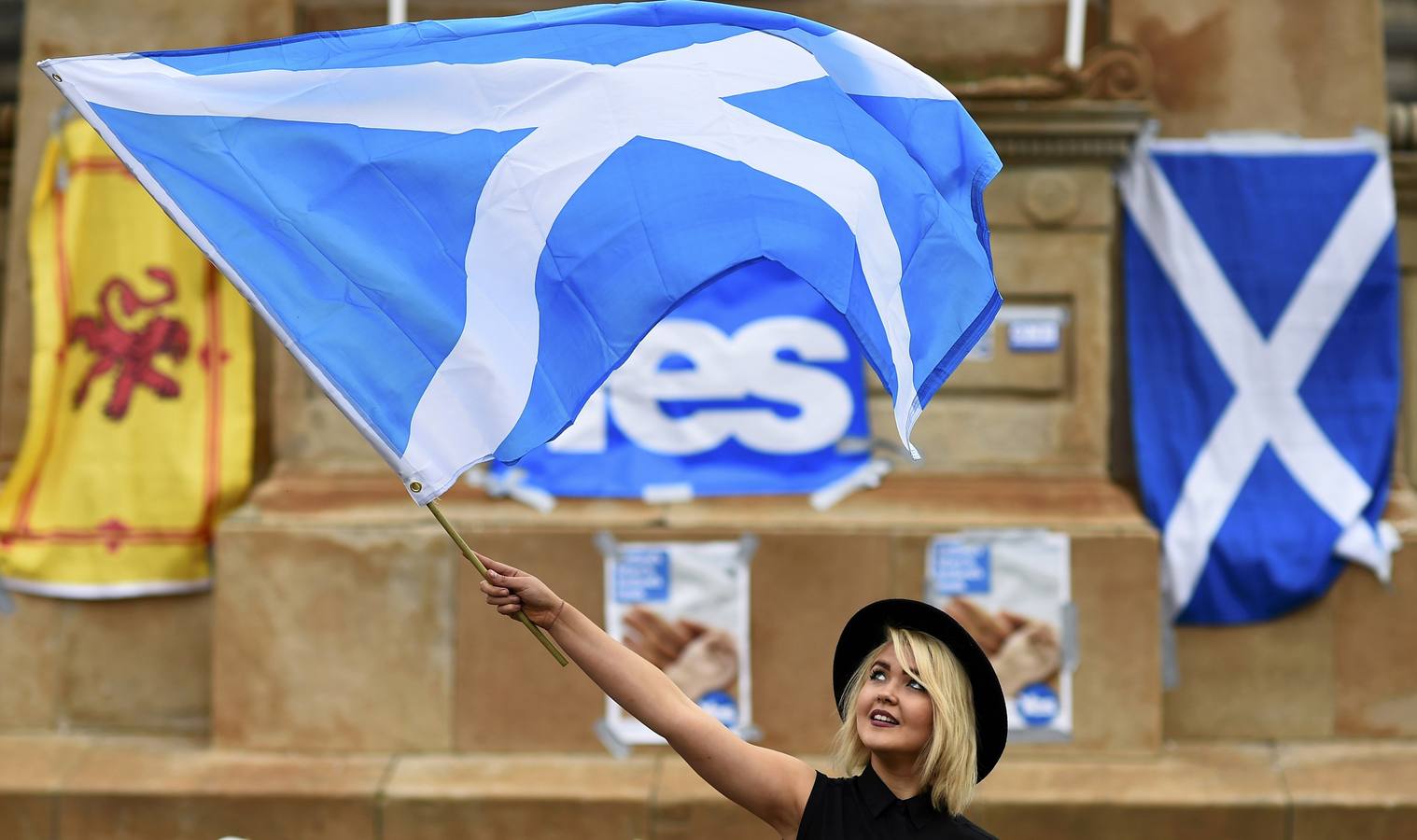 Una mujer en un mitin de campaña en Glasgow, Escocia.