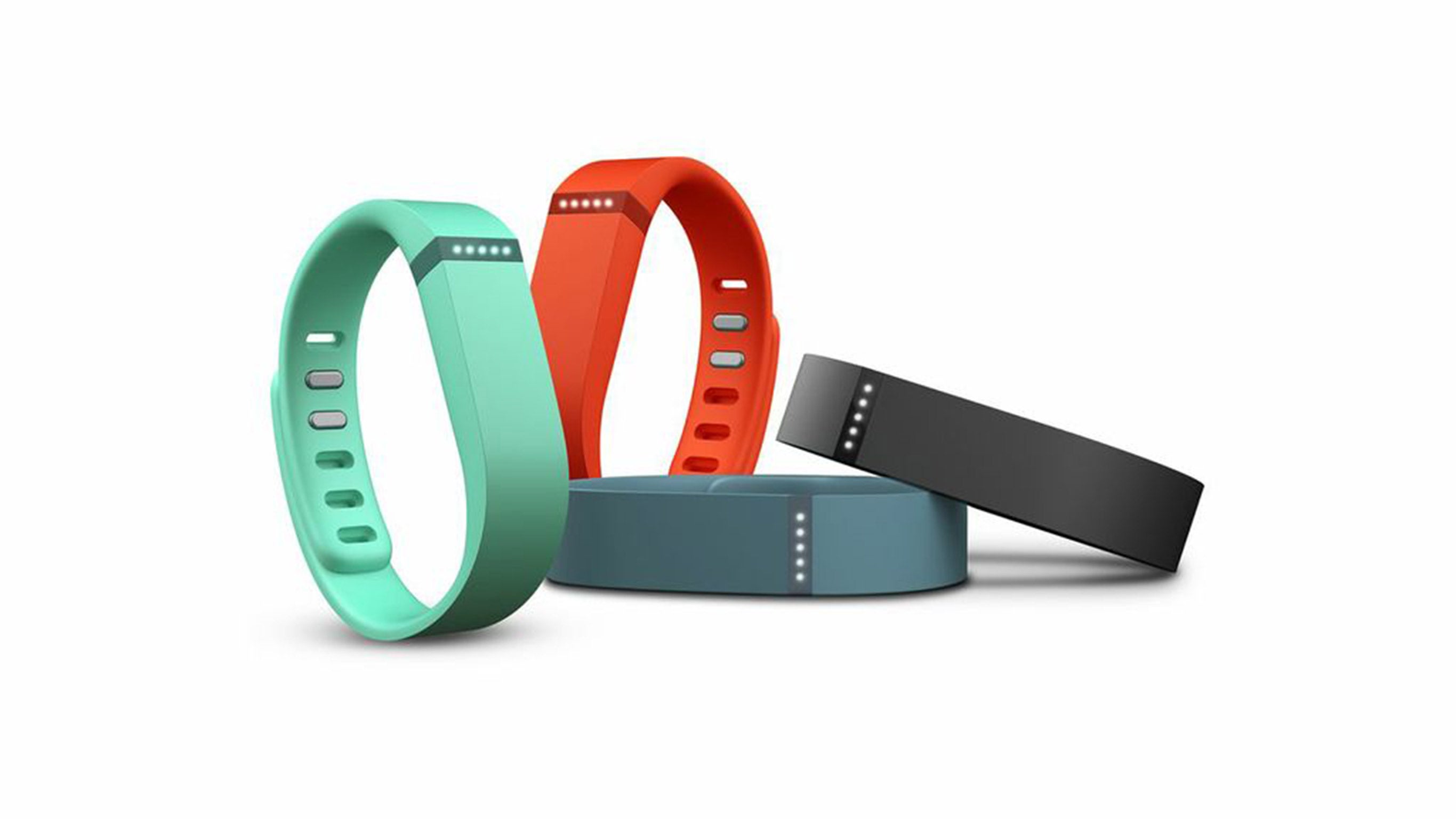 Pulsera de fitness. Uno de los dispositivos ‘wearables’ –que se llevan puestos– más populares. La pulsera Fitbit One permite a sus usuarios registrar su actividad física diaria, proponerse metas y, en general, llevar una vida más saludable y activa. Incorpora un sensor que registra los pasos que da el usuario y lo motiva para alcanzar los 10.000 diarios o, en todo caso, una serie de minutos de actividad física intensa. Después sincroniza esta información con una aplicación móvil que permite seguir los progresos.