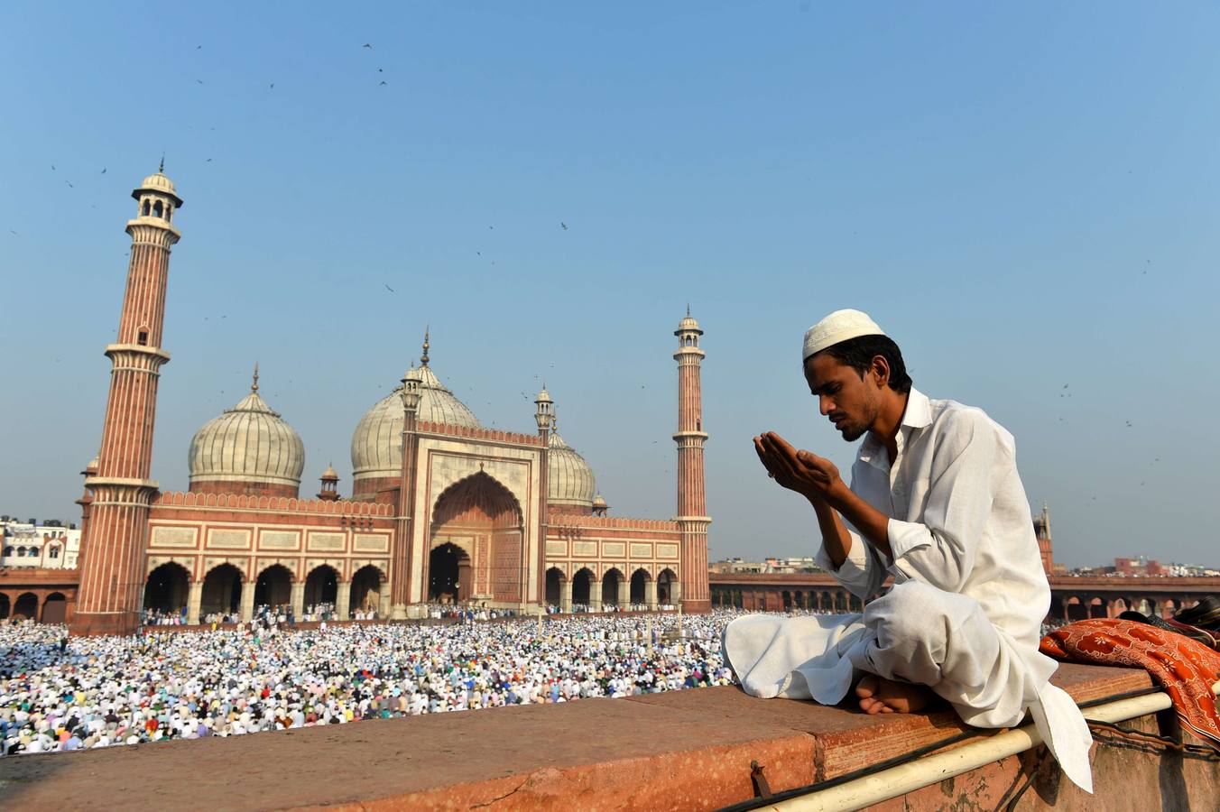 Un devoto musulmán indio ofrece oraciones durante Eid al-Adha en Jama Masjid en Nueva Delhi.
