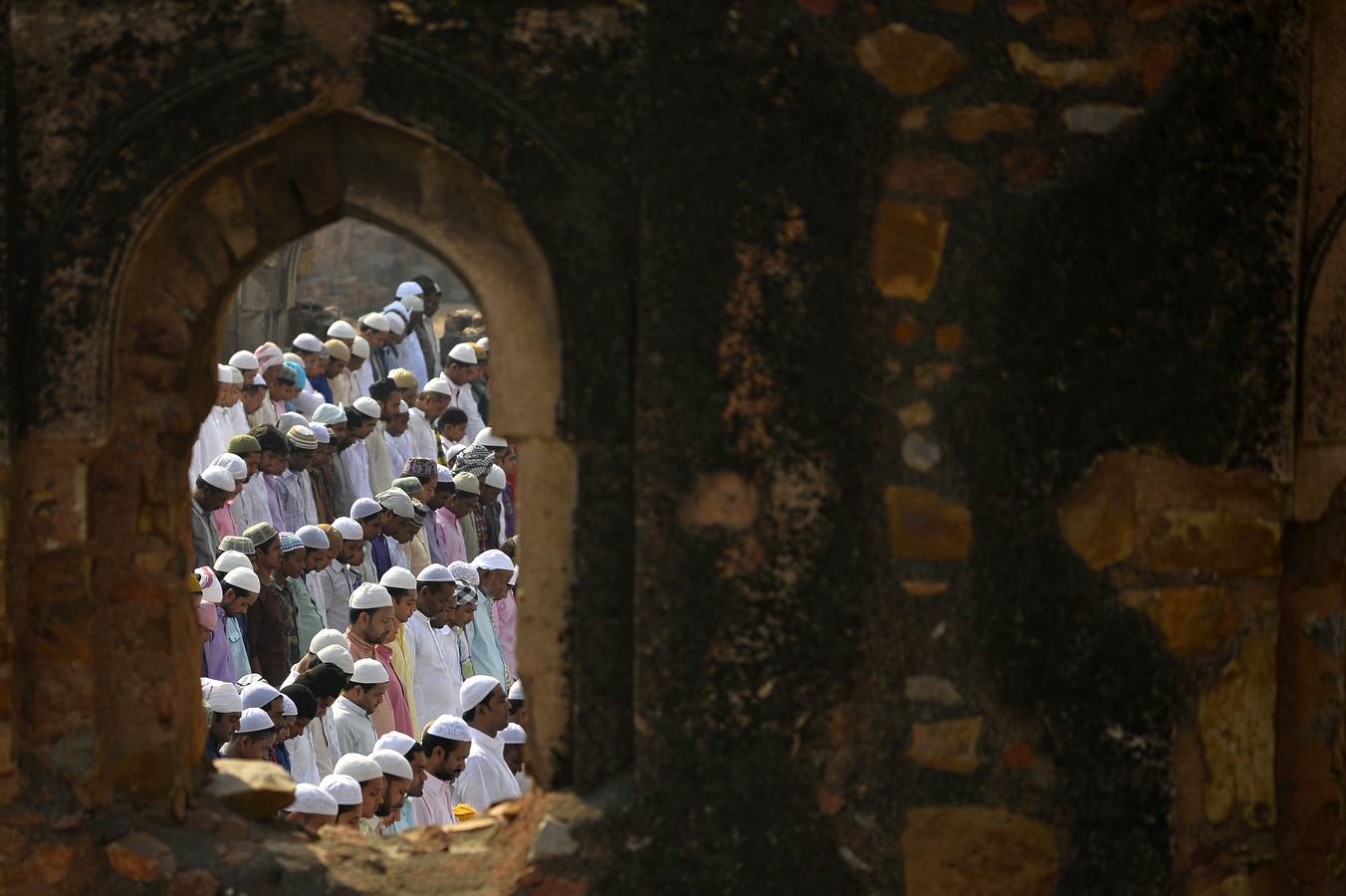 Musulmanes indios ofrecen oraciones de Eid-al-Adha entre las ruinas de la mezquita de Feroz Shah Kotla en Nueva Delhi.