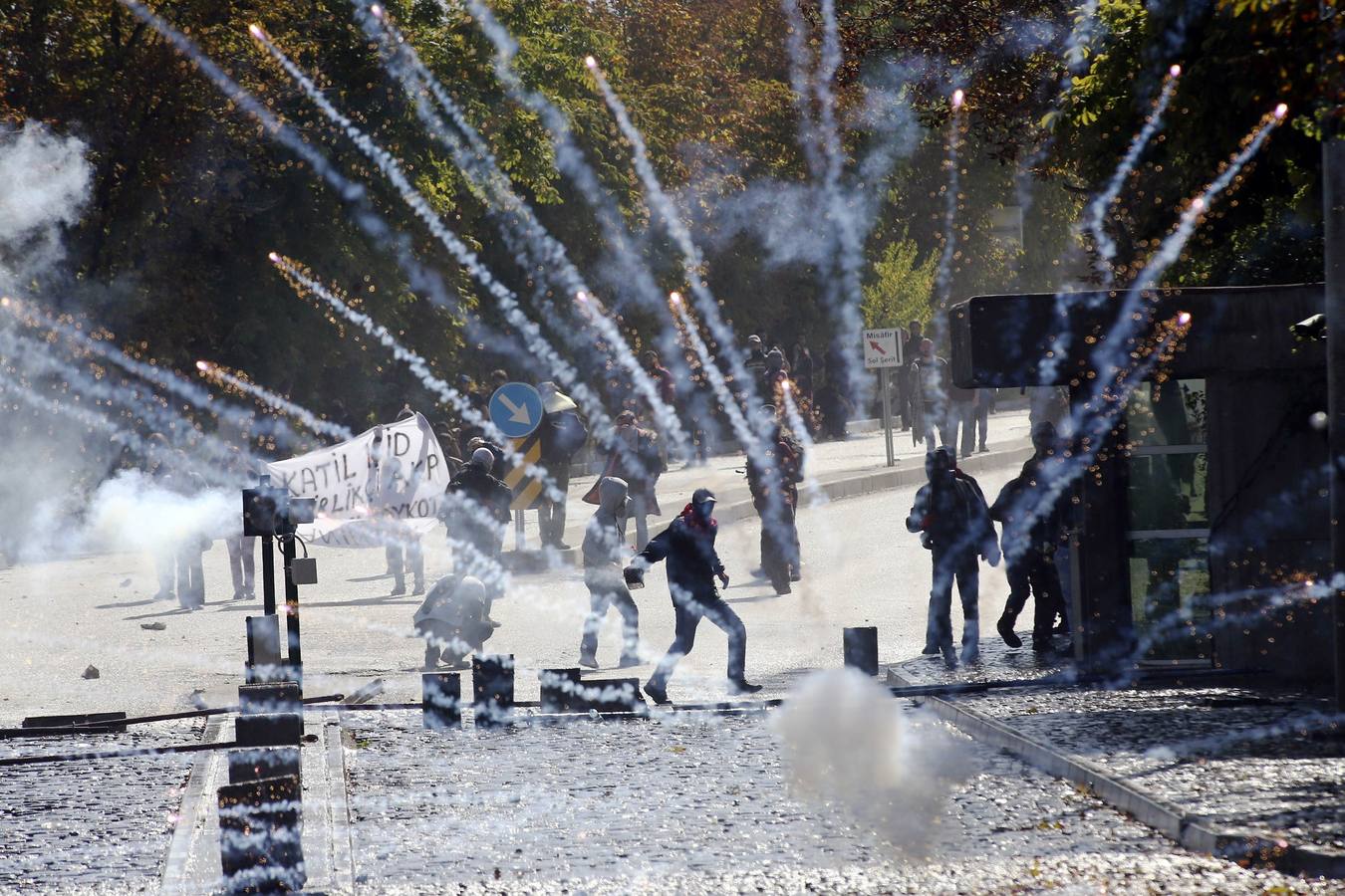 Manifestantes chocan con la policía antidisturbios fuera de la Universidad en Ankara.