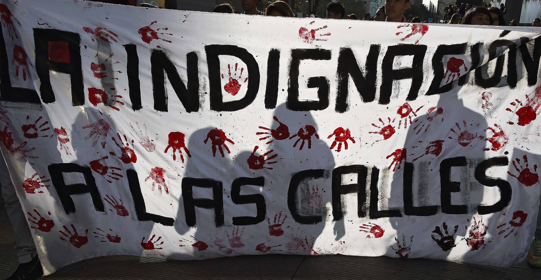 Manifestantes marchan en la Ciudad de México exigiendo justicia en el caso de los 43 estudiantes que desaparecieron en Iguala.