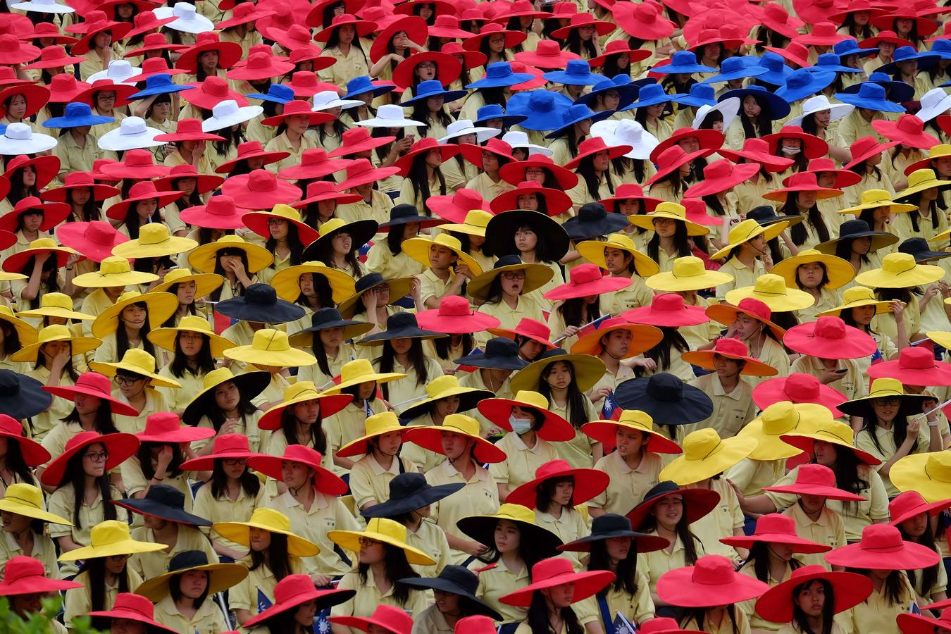 Los estudiantes usan sombreros de colores durante el día nacional frente al Palacio Presidencial en Taipei.