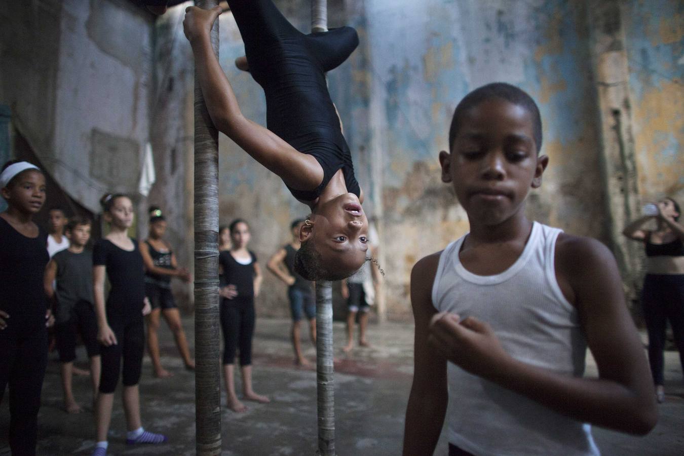 Los niños practican durante una sesión de entrenamiento en una escuela de circo en La Habana.