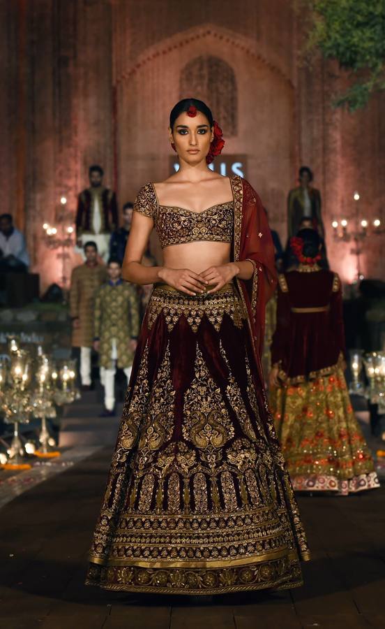 Modelos del diseñador indio Rohit Bal durante la Indian Fashion Week Spring / Summer 2015 Collection en Nueva Delhi.