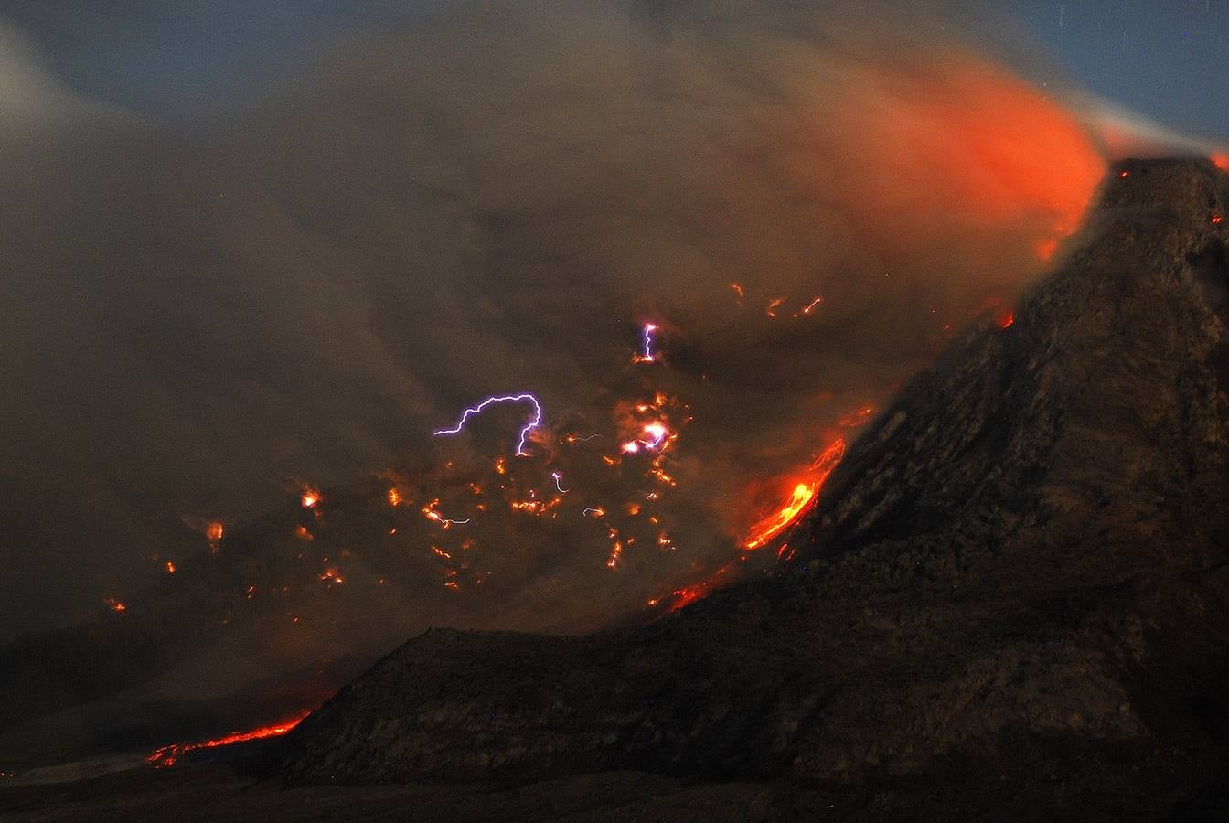 Fotografía tomada antes del amanecer muestra destellos de relámpagos del volcán Monte Sinabung.