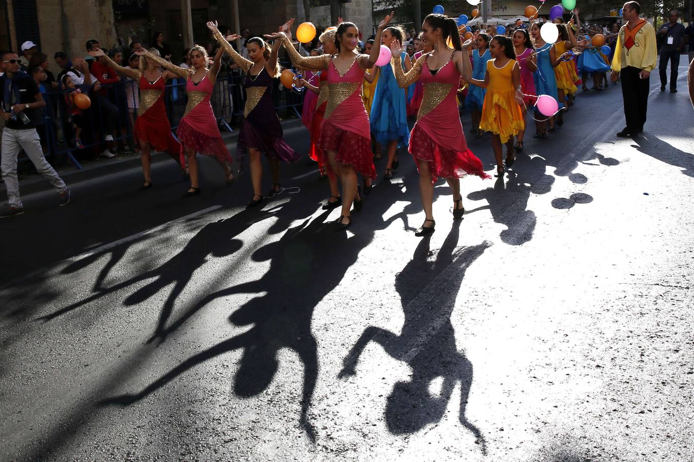 Israelíes marchan con globos de colores durante el desfile anual de Jerusalén.