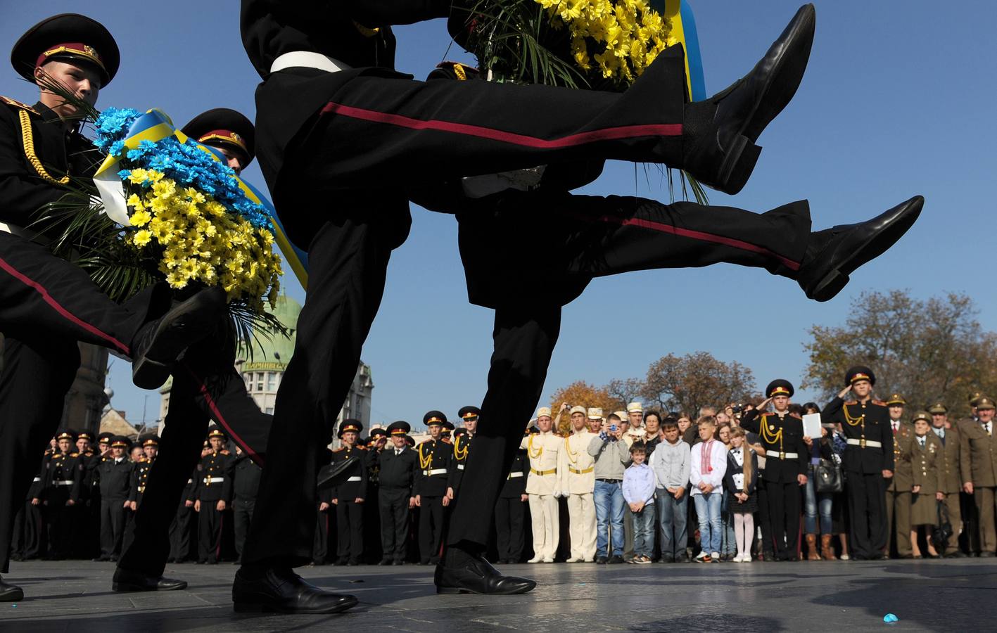 Jóvenes militares ucranianos asisten a una ceremonia de juramento en Lviv.