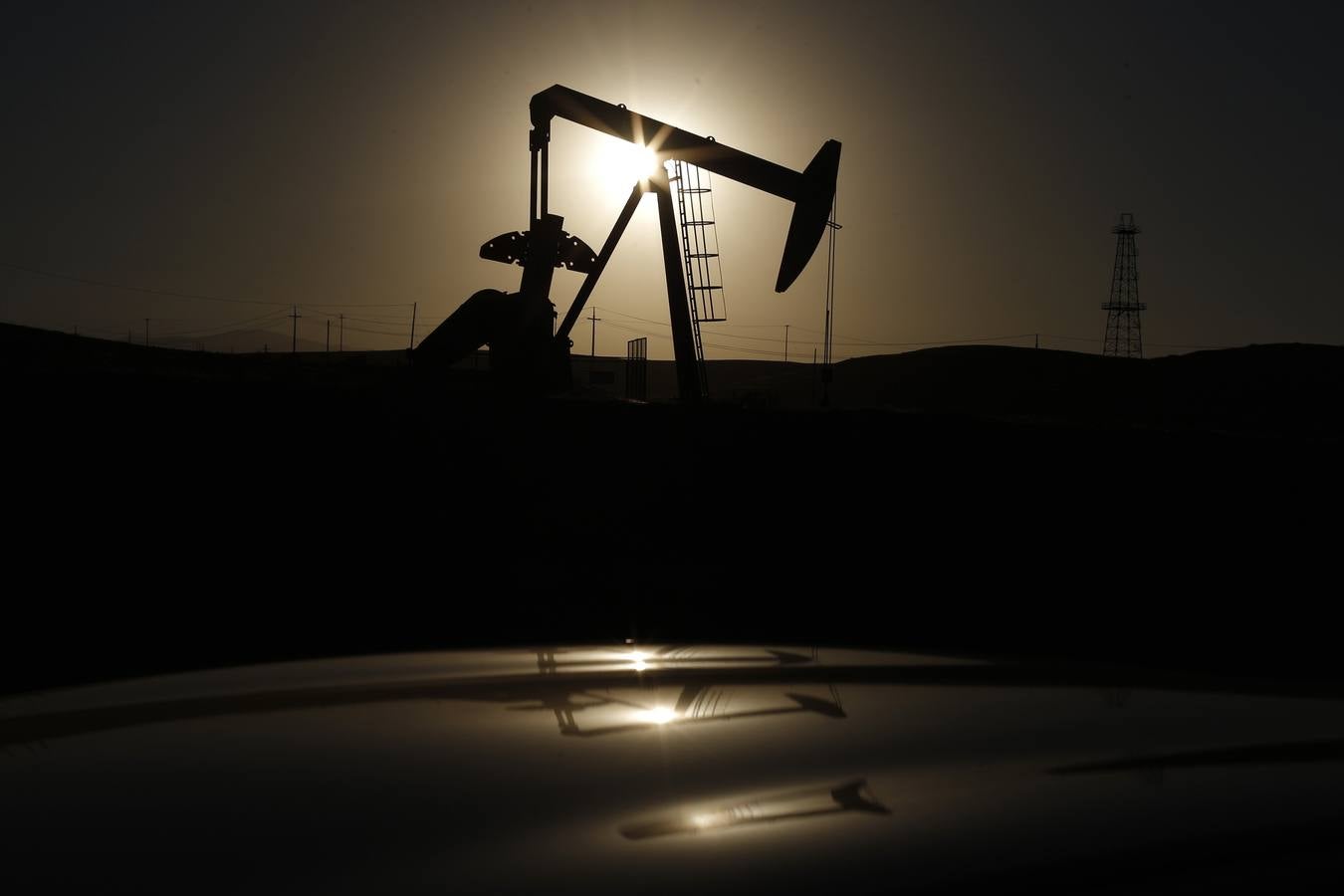 Una torre de perforación de petróleo se ve al amanecer cerca de Bakersfield, California.