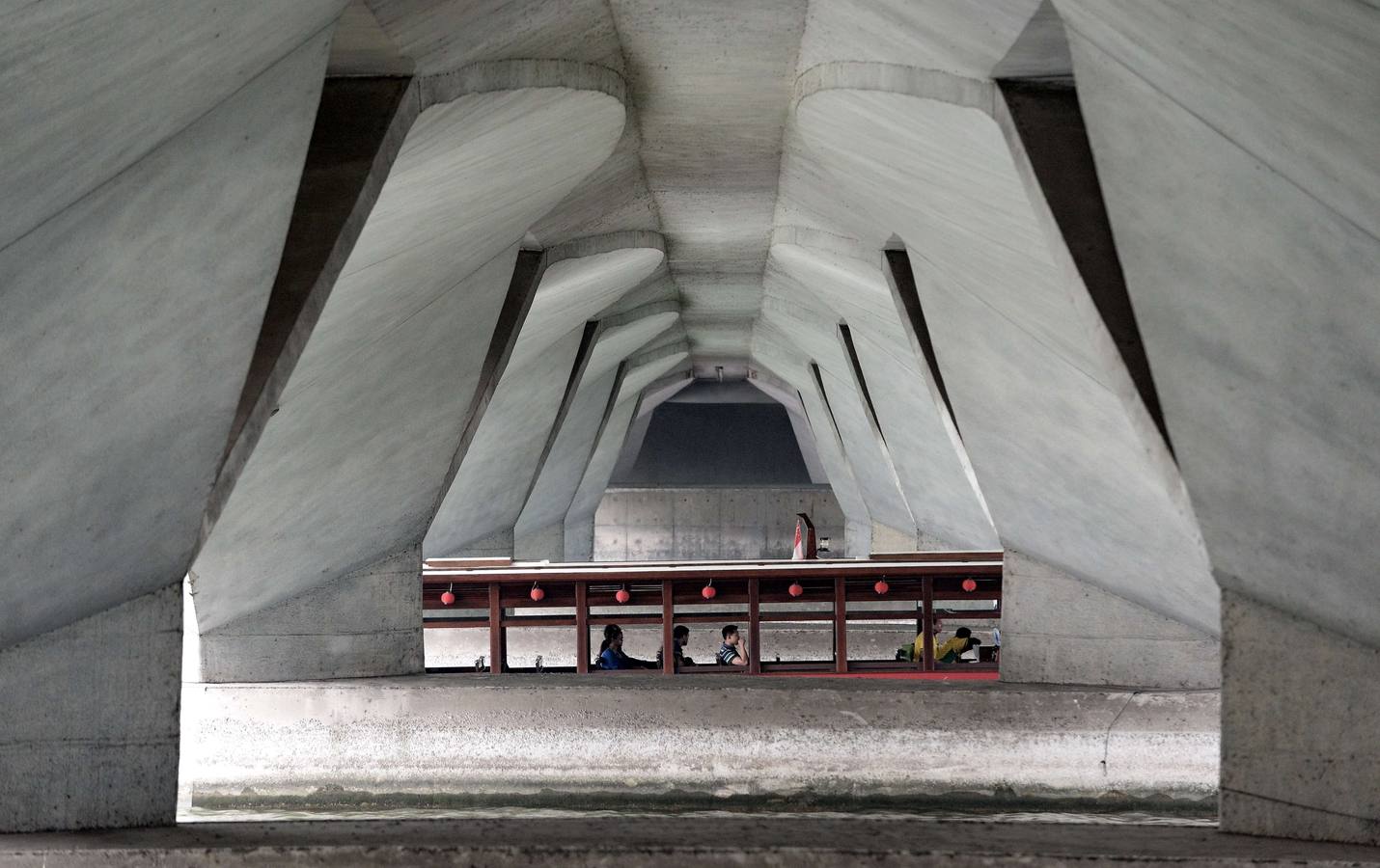 Un barco de turistas pasa por debajo del puente Nicoll en Elizabeth Walk en Singapur.