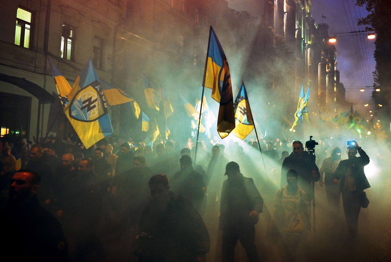 Nacionalistas ucranianos y militares del batallón de Azov demuestran en Kiev.