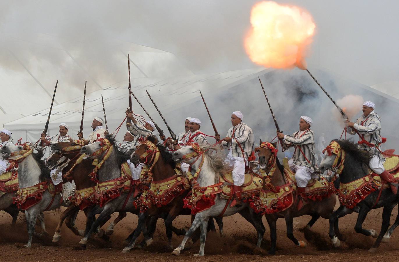 Jinetes marroquíes realizan durante la séptima edición del "Salon du Cheval" en la ciudad portuaria de El Jadida.