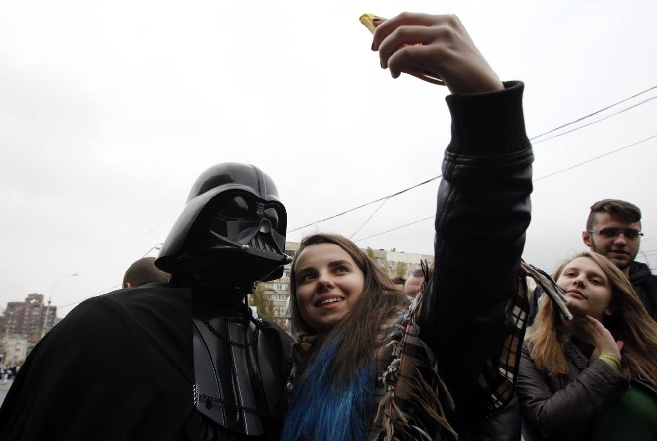 Un candidato, presentándose a sí mismo en el personaje de "Star Wars" Darth Vader y en representación del Partido de Internet de Ucrania que se extiende por el parlamento, posa para una fotografía durante una reunión con sus partidarios y votantes en Kiev.