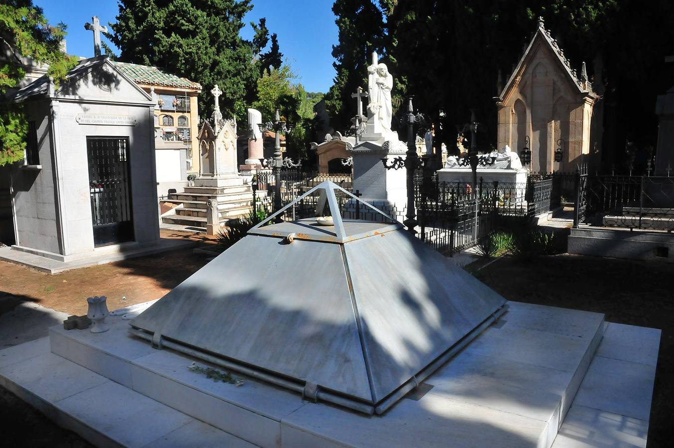 Pirámides y conchas marinas La imagen esotérica de los monumentos funerarios egipcios, la pirámide, es la base del panteón de la familia Fernández Pontes, que mantiene ofrendas de conchas marinas a sus difuntos.