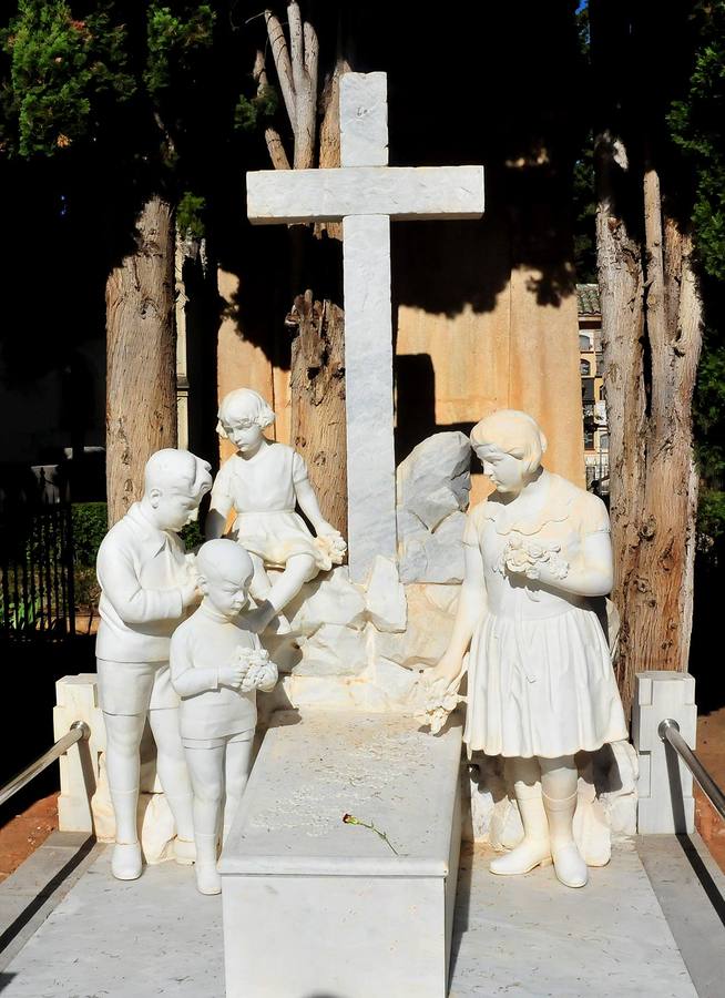 Llorar a la madre Un grupo escultórico singular del taller de Navas Parejo. Los hijos de la familia Montes Escobar honran a su madre.