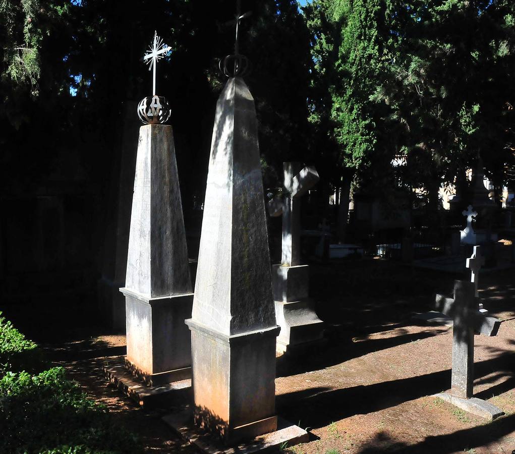 Marqueses enamorados Dos estelas funerarias (monolitos y pirámides) recuerdan a los marqueses de Campohermoso, fallecidos con 64 y 68 años de edad. El marqués no pudo soportar la muerte de su esposa y falleció solo cinco años después, en 1840. Las estelas se mantienen unidas en el patio masónico.