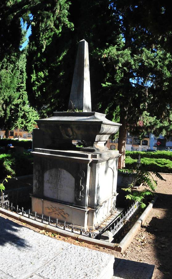 La más antigua Es la tumba de Carlos Delgado Medina, un joven de 22 años sepultado en 1831 en un panteón con simbología masónica, habitual en los enterramientos del siglo XIX. Aunque no es la primera tumba del cementerio, es la más antigua de la que se tienen datos.