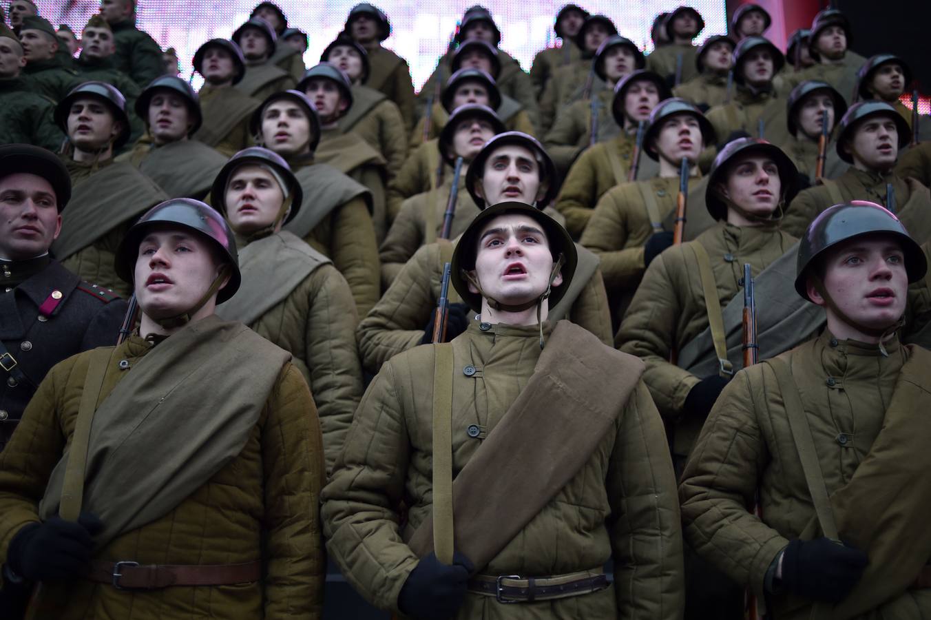 Soldados rusos vestidos con uniformes de la Segunda Guerra Mundial-era del Ejército Rojo participan en un desfile militar ensayo general, en Moscú.