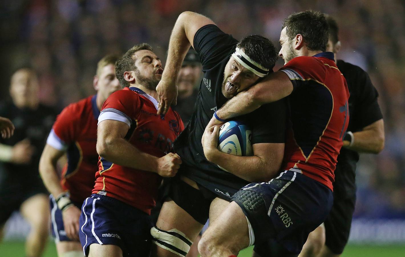 Jeremy Thrush es abordado por el medio de Escocia scrum Greig Laidlaw (L) y el centro , Alex Dunbar (R) durante el test match de rugby Internacional entre Escocia y Nueva Zelanda en el estadio de Murrayfield en Edimburgo, Escocia.