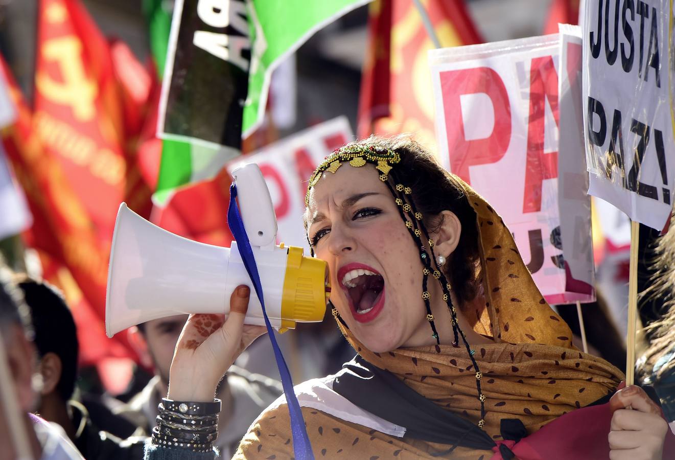 Una mujer grita consignas utilizando un megáfono durante una manifestacion en apoyo a la independencia del Sáhara Occidental en Madrid.