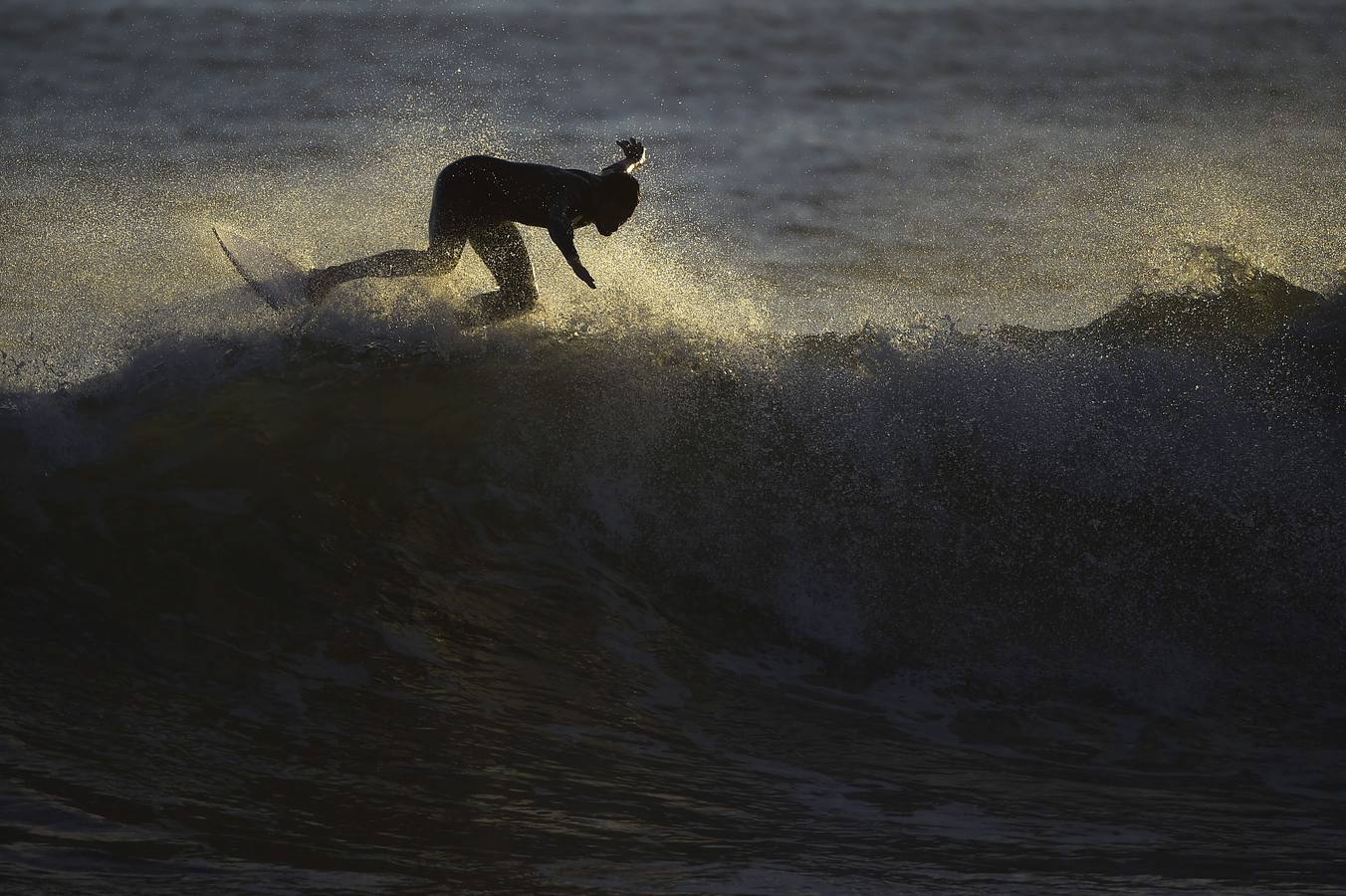 Un surfista cabalga una ola en Varazze, cerca de Génova, con el mal tiempo se crea un fuerte oleaje en el mar Mediterráneo.
