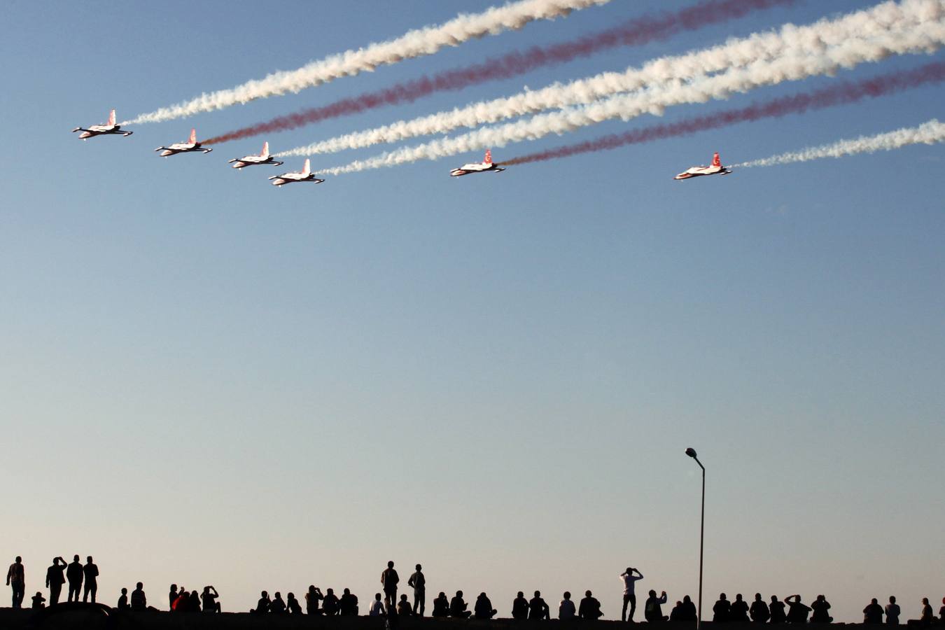La Fuerza Aérea de Turquía, realizan una demostración de acrobacia aérea, durante las celebraciones del 31 aniversario de la proclamación de la República Turca.