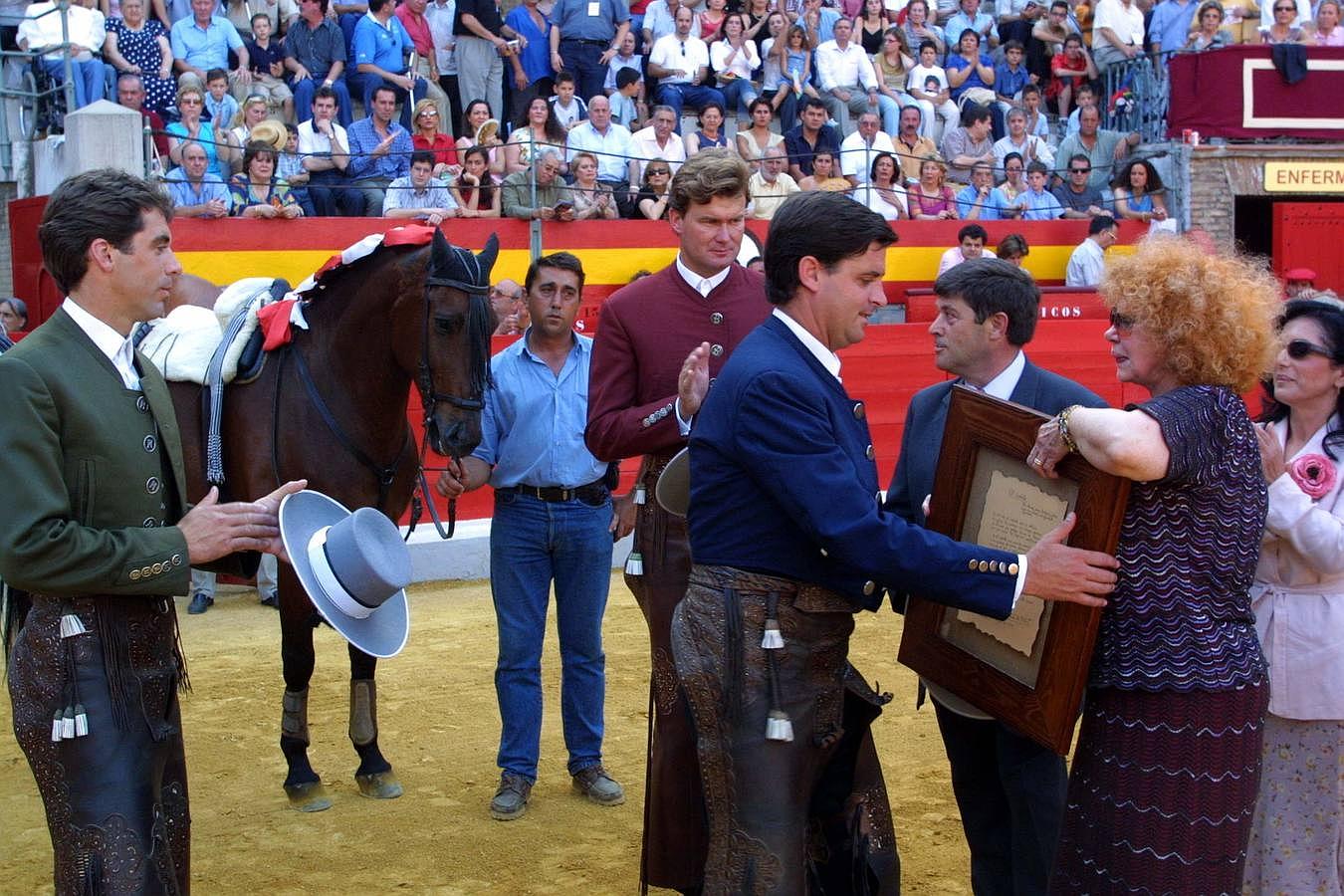 La duquesa de Alba, entrega un obsequio al rejoneador Luis Domecq, durante su actuación en el festejo de rejones celebrado en la monumental Frascuelo en las Feria del Corpus 2002. 02/06/2002