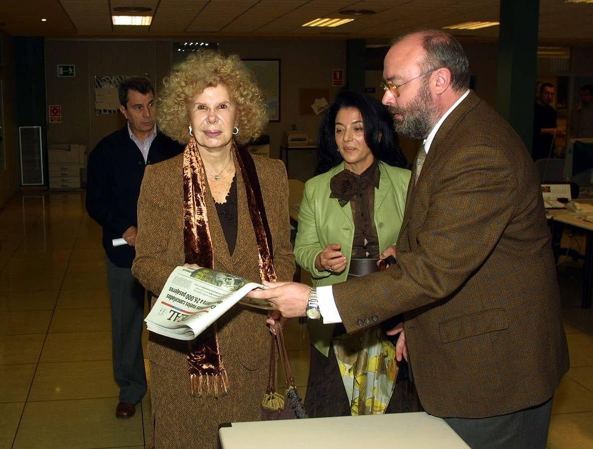 Cayetana Fitz-James Stuart, Duquesa de Alba, durante su visita a las instalaciones del periodico IDEAL. 17/11/2002