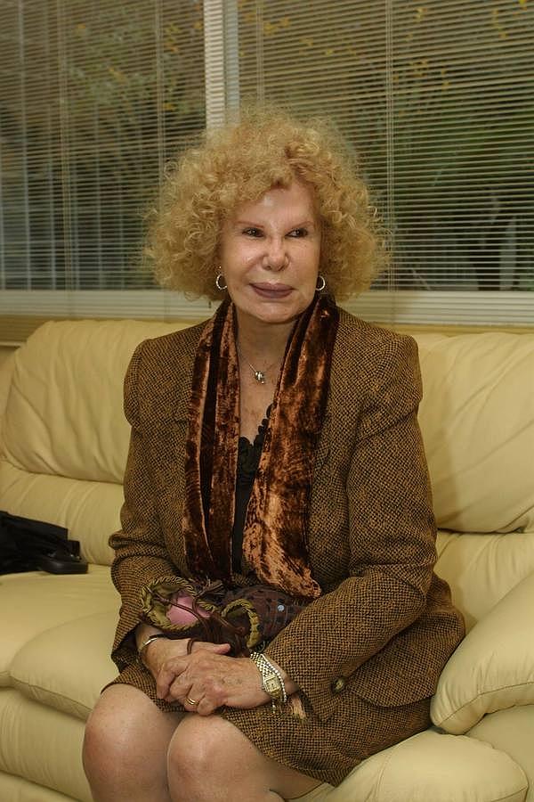 Cayetana Fitz-James Stuart, Duquesa de Alba, durante su visita a las instalaciones del periodico IDEAL. 17/11/2002