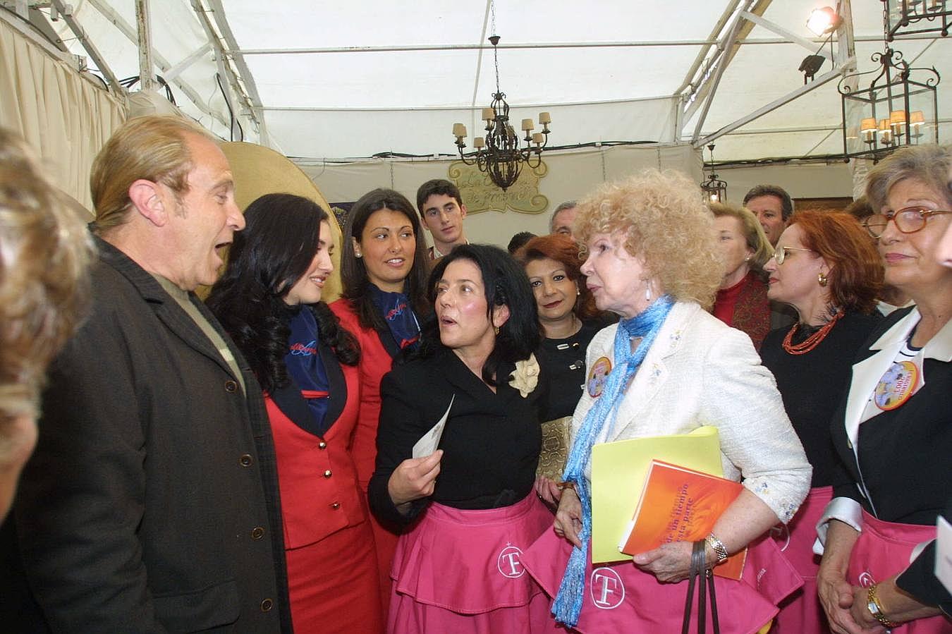 Curro Albaycín saluda a la duquesa de Alba en el Rastrillo 2003 organizado por la Asociación Nuevo Futuro. 27/03/2003