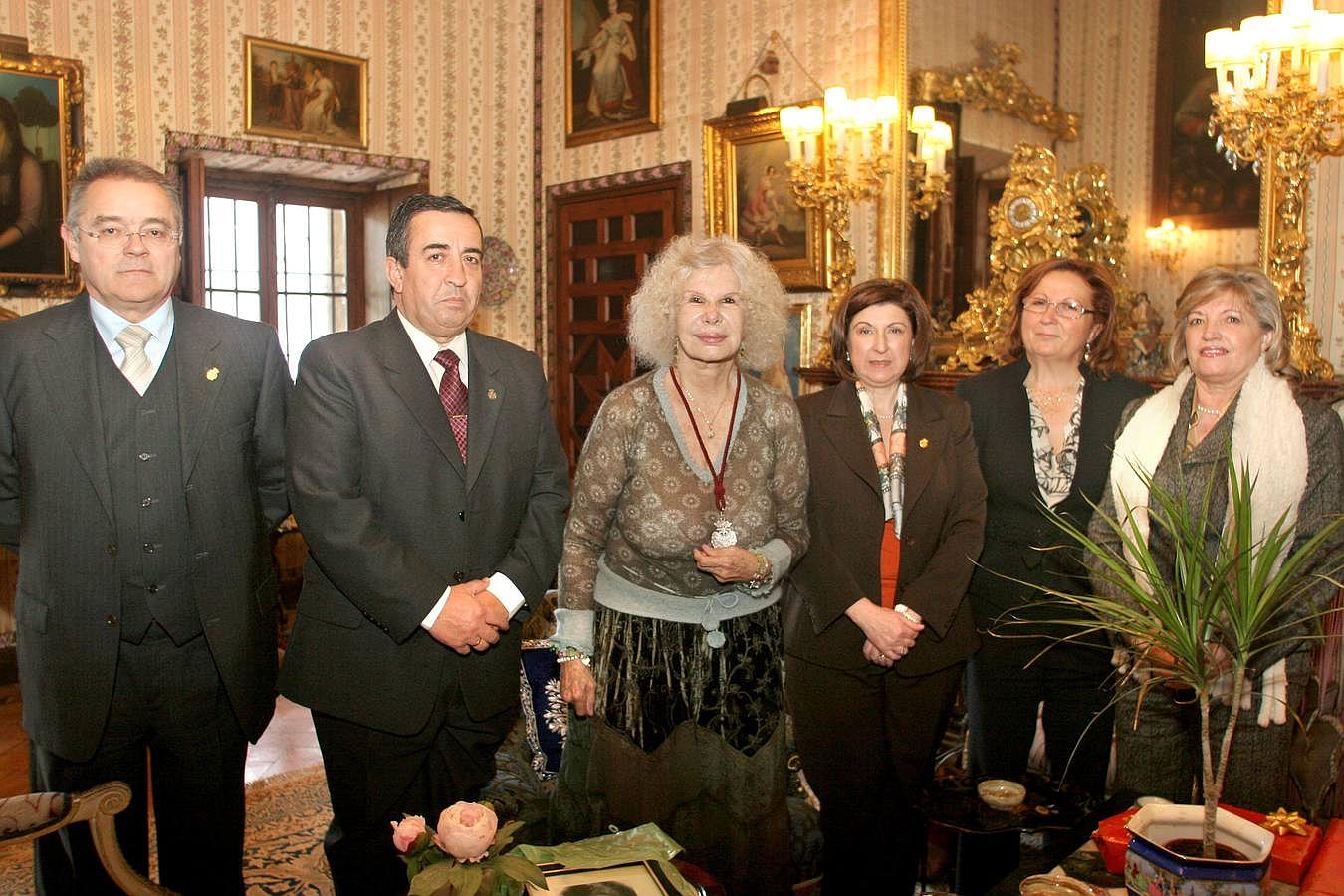 La duquesa de Alba, centro, posa junto a los directivos de la Hernandad de Las Maravillas que le hicieron la entrega del título de 'Camarera Mayor Honoraria' 14/02/2007