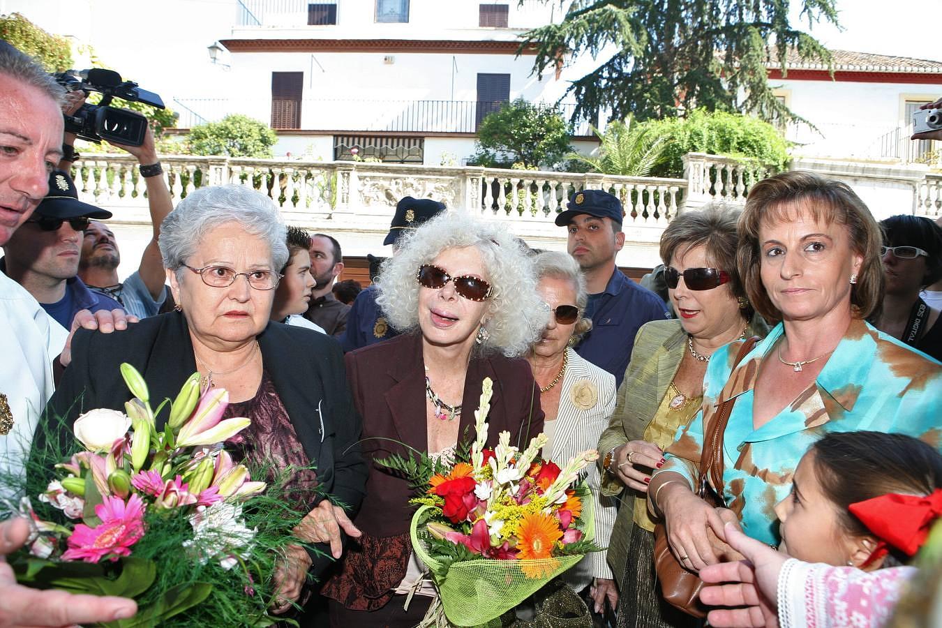 Cayetana Fitz-James Stuart, la Duquesa de Alba, ante Nuestra Señora de los Ángeles, en el convento de las Vistillas, donde recibió la medalla de oro de la Hermandad y fue nombrada mayordoma de honor de la Virgen.