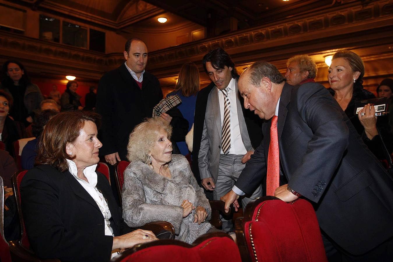El alcalde, José Torres Hurtado, saluda a la duquesa de Alba en el Teatro Isabel la Católica, donde el bailaor y coreógrafo granadino, Juan Andrés Maya, presentó su espectáculo 'Tres voces y un bailaor' dentro de la programación del Festival de Otoño. 06/12/2009