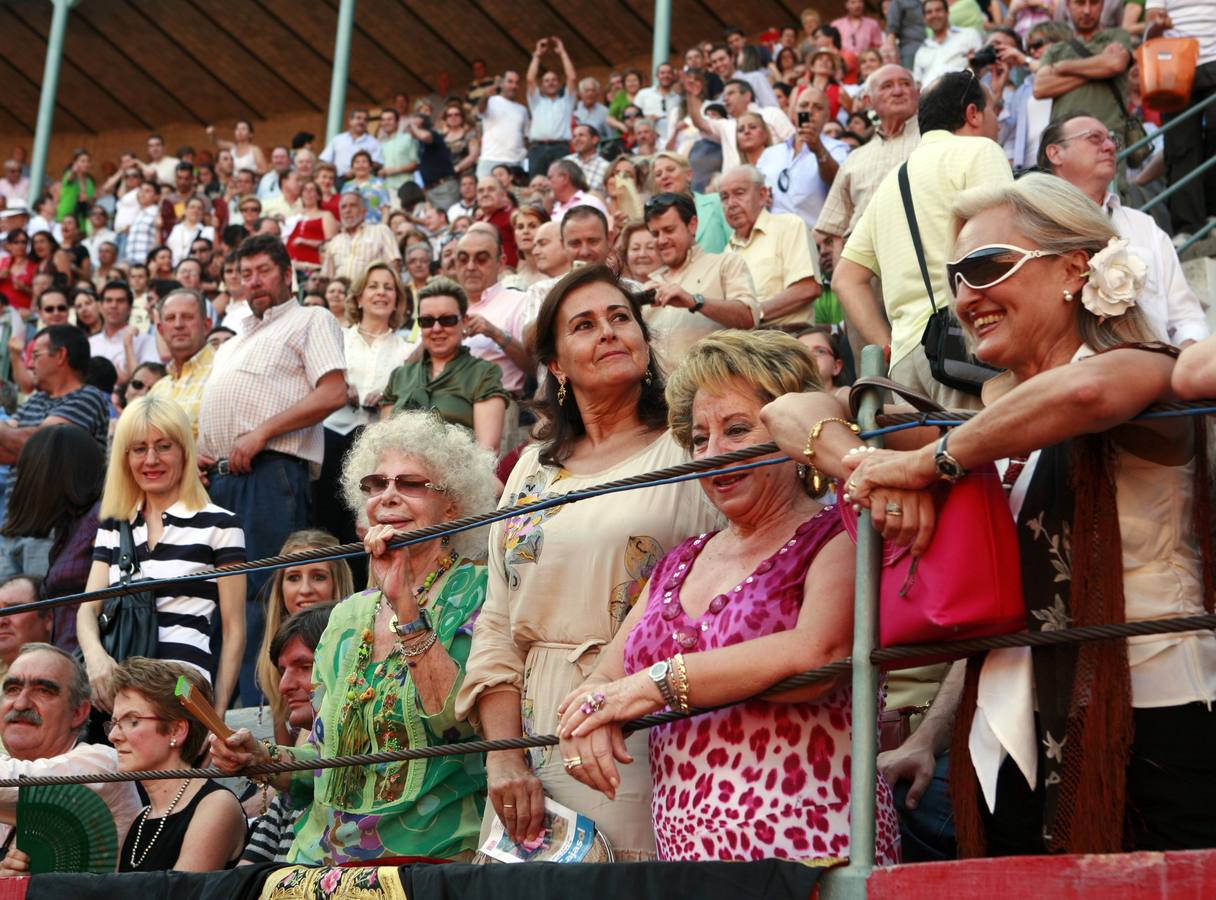 Feria taurina del Corpus'09. en la imagen, la Duquesa de Alba y Carmen Tello, en la monumental de Frascuelo durante la corrida de Cayetano, Fran Rivera y David Fandila, 'El Fandi'