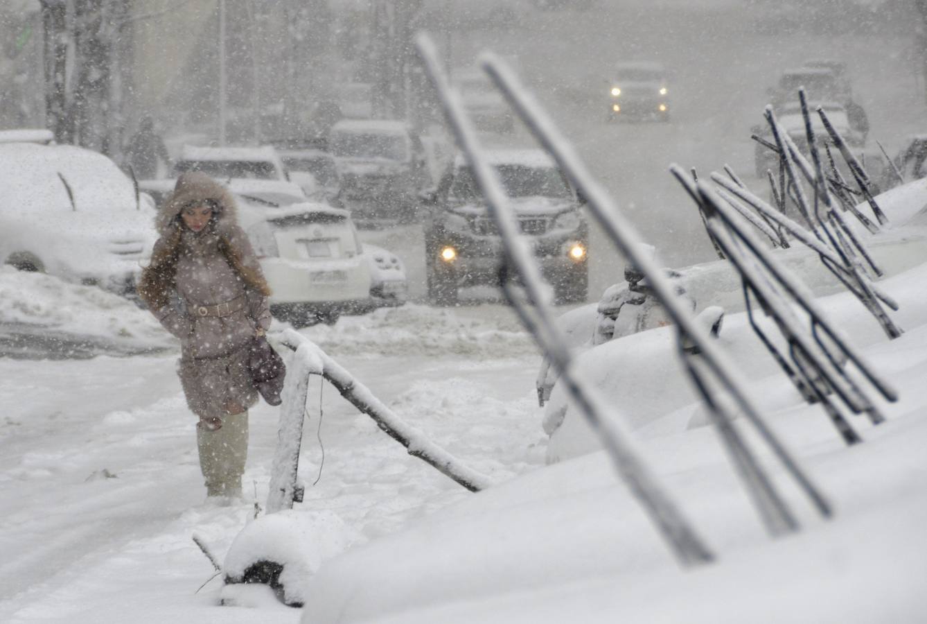 Una mujer camina durante una fuerte nevada en la ciudad oriental rusa de Vladivostok.