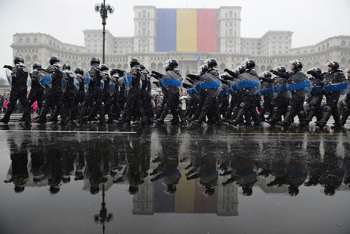 Desfile de gendarmes rumanos delante del edificio del Parlamento en Bucarest durante las festividades del Día Nacional de Rumanía