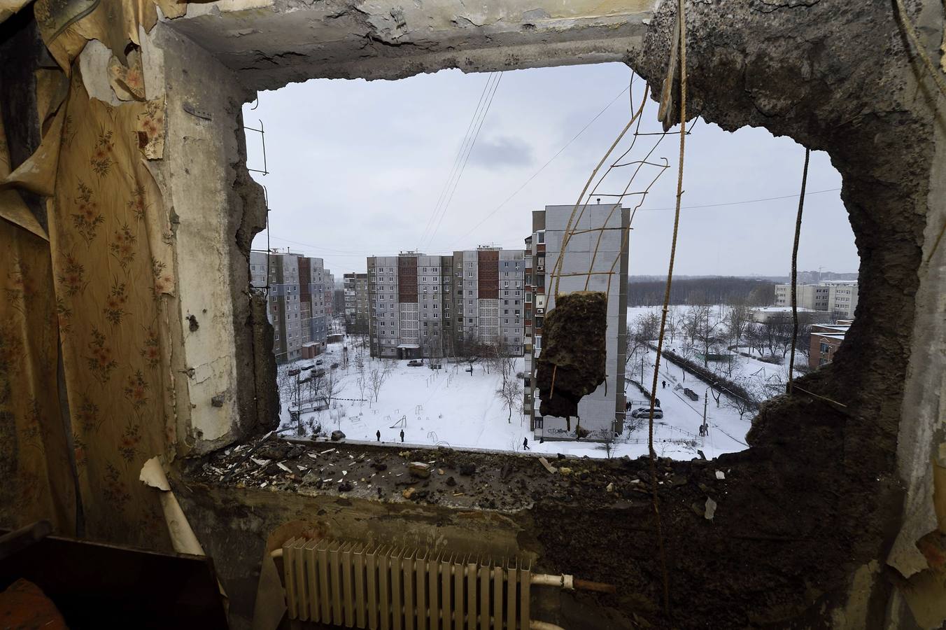 Vista a través de una ventana de un piso de un edificio que fue bombardeado durantela noche en el distrito Telstilshik de la ciudad ucraniana oriental de Donetsk.